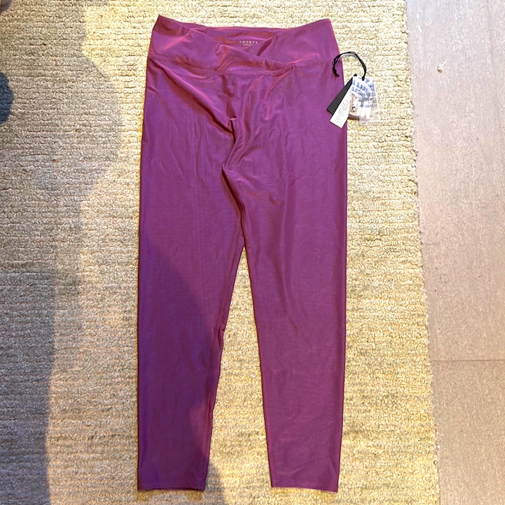 NEW with tag workout pants , shine pink size M.